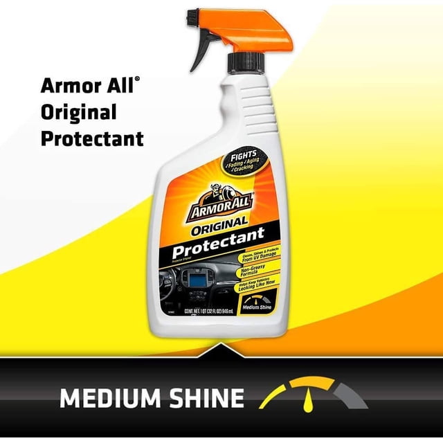 armor all 3 pack de 946 ml pack de 3 protectores para interiores automotrices, frascos spray blancos con etiqueta naranja y negra y boquilla naranja, mejora apariencia y brillo, mantiene limpio de polvo y suciedad, renueva vinil plástico y goma, fondo degradado amarillo.