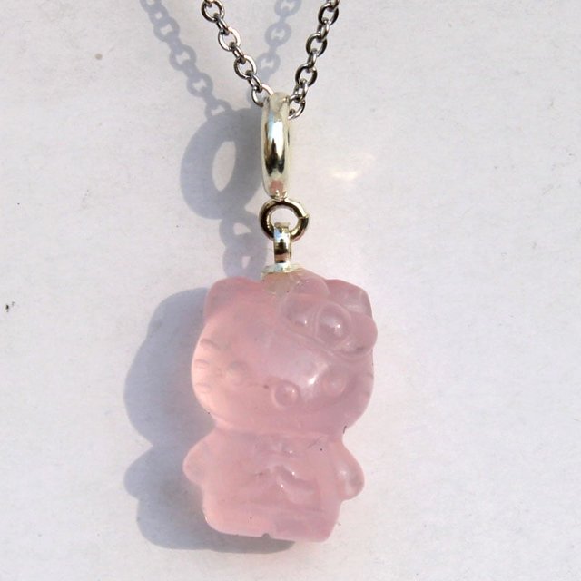 Precio al por mayor, colgante tallado de Hello Kitty de cristal de piedra curativa de cuarzo rosa Natural con cadena
