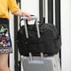 thumbnail image 4 of Bolsa de viaje plegable para mujeres y niñas | Equipaje de mano ligero | Bolsa de gimnasio y fin de semana de nailon resistente al agua | Capacidad de 25 l | Negro, azul marino, gris y vino, 4 of 8