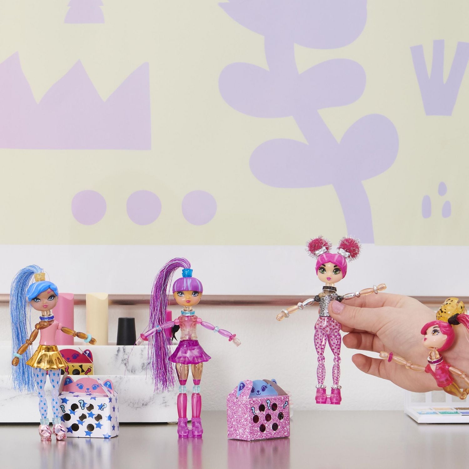 Twisty Girlz, Série 2, Poupée à transformer en bracelet à collectionner Ebon E. avec Twisty Petz mystère