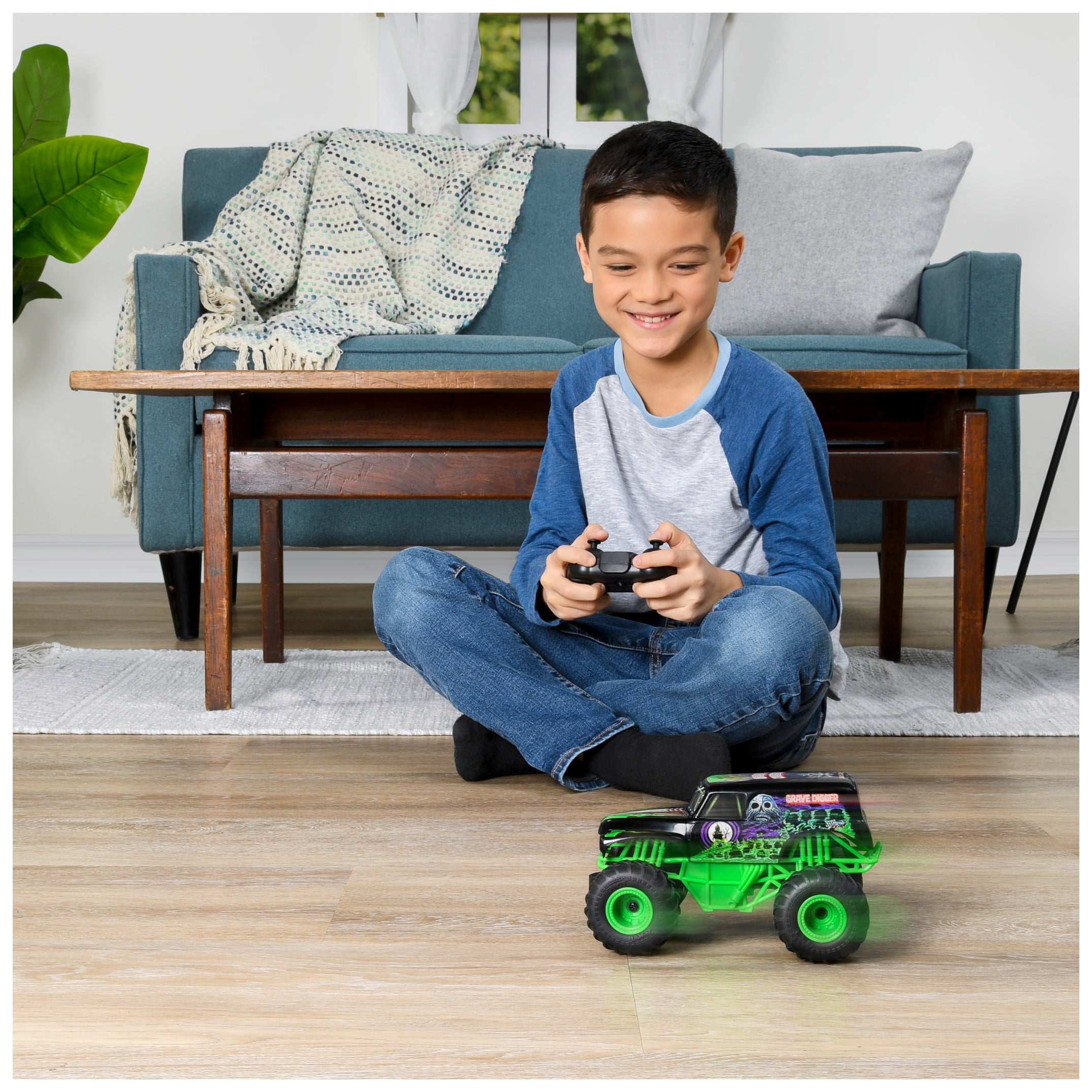 Monster Jam, Official Grave Digger Remote Control Monster Truck, 1:24 Scale, 2.4 GHz, for Ages 4 and up