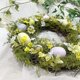 thumbnail image 5 of (Verde) Corona de huevos de Pascua de 15,75 "para Pascua, vacaciones, fiestas, decoración de pared Corona de primavera de ratán con flores mixtas, ramas y huevos rosados., 5 of 5