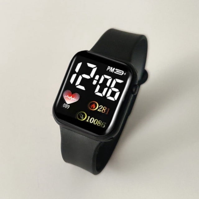 reloj electrónico led cuadrado arcoíris impermeable digital para deportes al aire libre reloj de estudiante reloj electrónico para hombres reloj negro con caja cuadrada y pantalla digital frontal mostrando 12:06 y pequeños íconos de ritmo cardiaco, calorías y pasos; correa de silicona negra y botón lateral, vista 3/4 sobre fondo neutro, ligero 0.025 kg, apto para uso diario y actividades al aire libre.