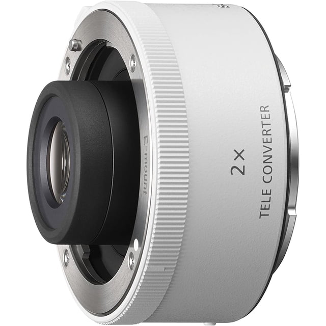 sony fe 2.0x teleconverter sony sel20tc Teleconvertidor 2.0x en vista 3/4 con cuerpo cilíndrico blanco y montura metálica; inscripción "2x" y "TELE CONVERTER", anillo estriado para agarre, interior negro con elemento óptico visible, compatible con montura E y diseñado para duplicar la distancia focal en fotografía deportiva y de vida silvestre, compacto y resistente a polvo y humedad. Su tamaño compacto lo hace adecuado también para viajes con equipos ligeros.