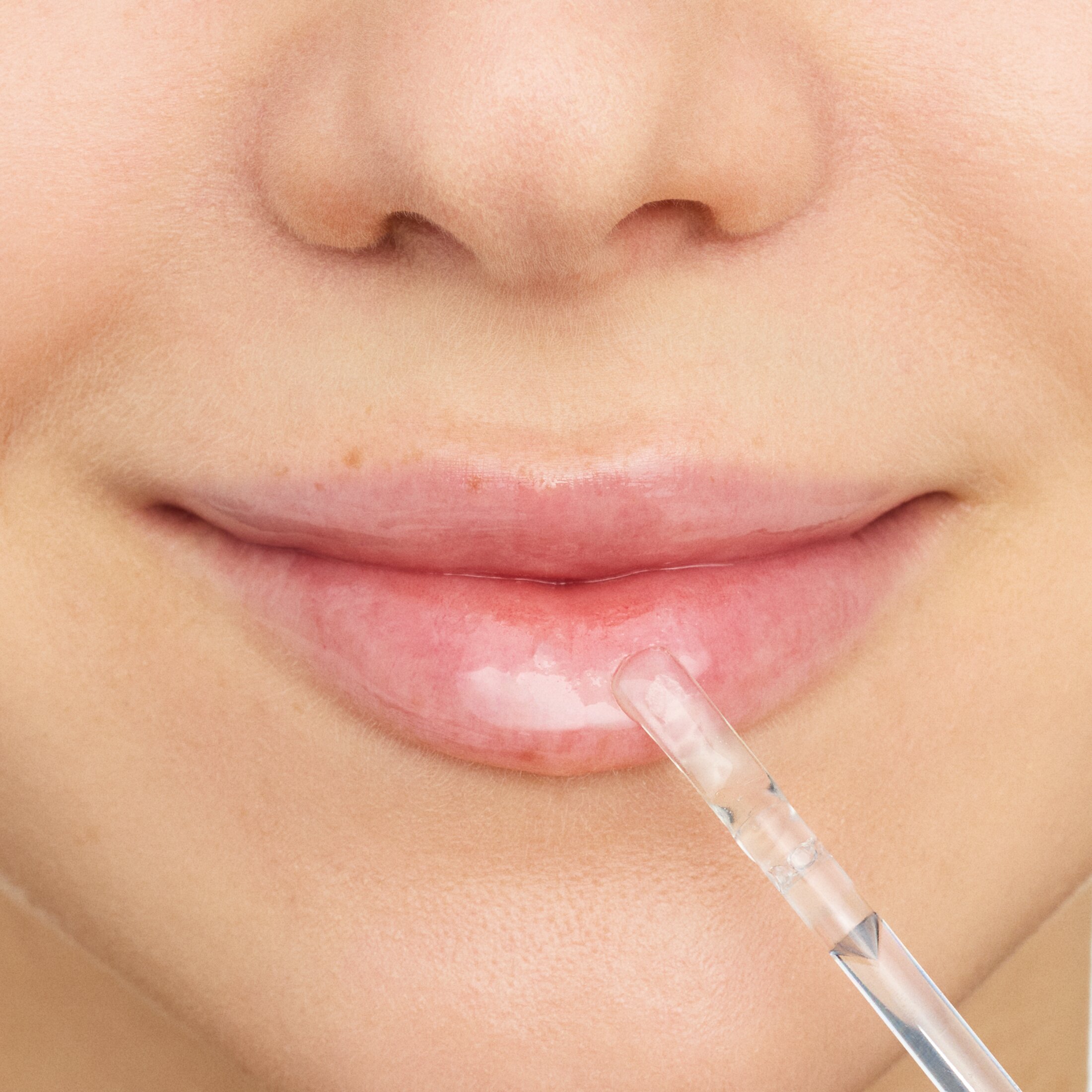 essence What The Fake Glass Shine Plumping Lip Filler, 01 Oh So Glassy