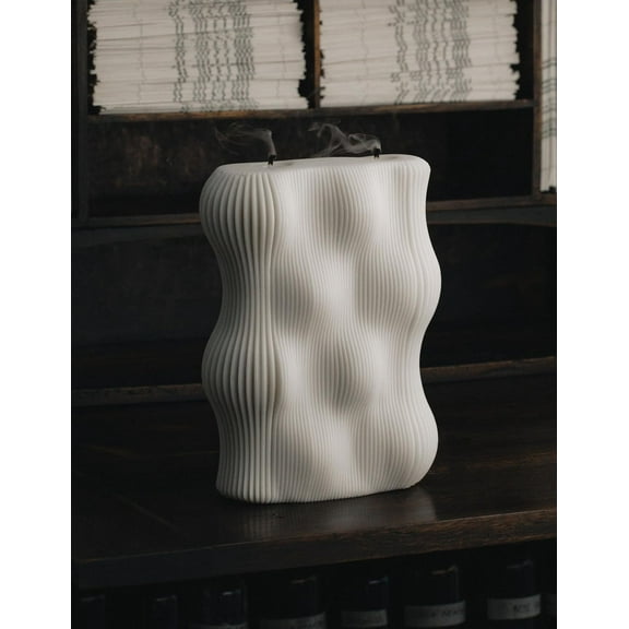LAWA Wavy Candle - Scented Soy Wax Elegant Aesthetic Candle Housewarming Gift Home Decor Idea White