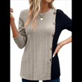 thumbnail image 2 of Camisa Asimétrica de Larga con Botones y Bloques de Color para Mujer, Ribete de Botones Claros y Abertura Lateral en la Cintura. Caqui S, 2 of 8