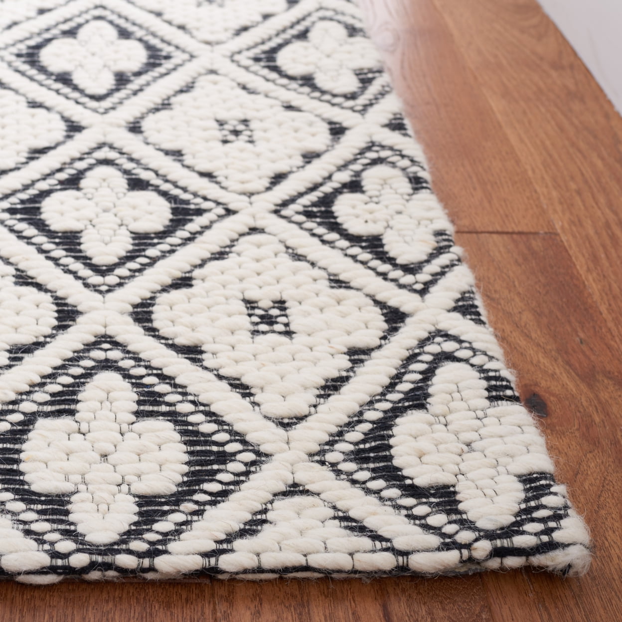 SAFAVIEH Marbella Rosario Geometric Area Rug, Black/Ivory, 6' x 6' Round