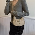 thumbnail image 2 of Bolso de hombro francés para mujer, nuevo estilo 2025, de alta gama, con estampado de lichi, estilo media luna, informal y versátil., 2 of 5