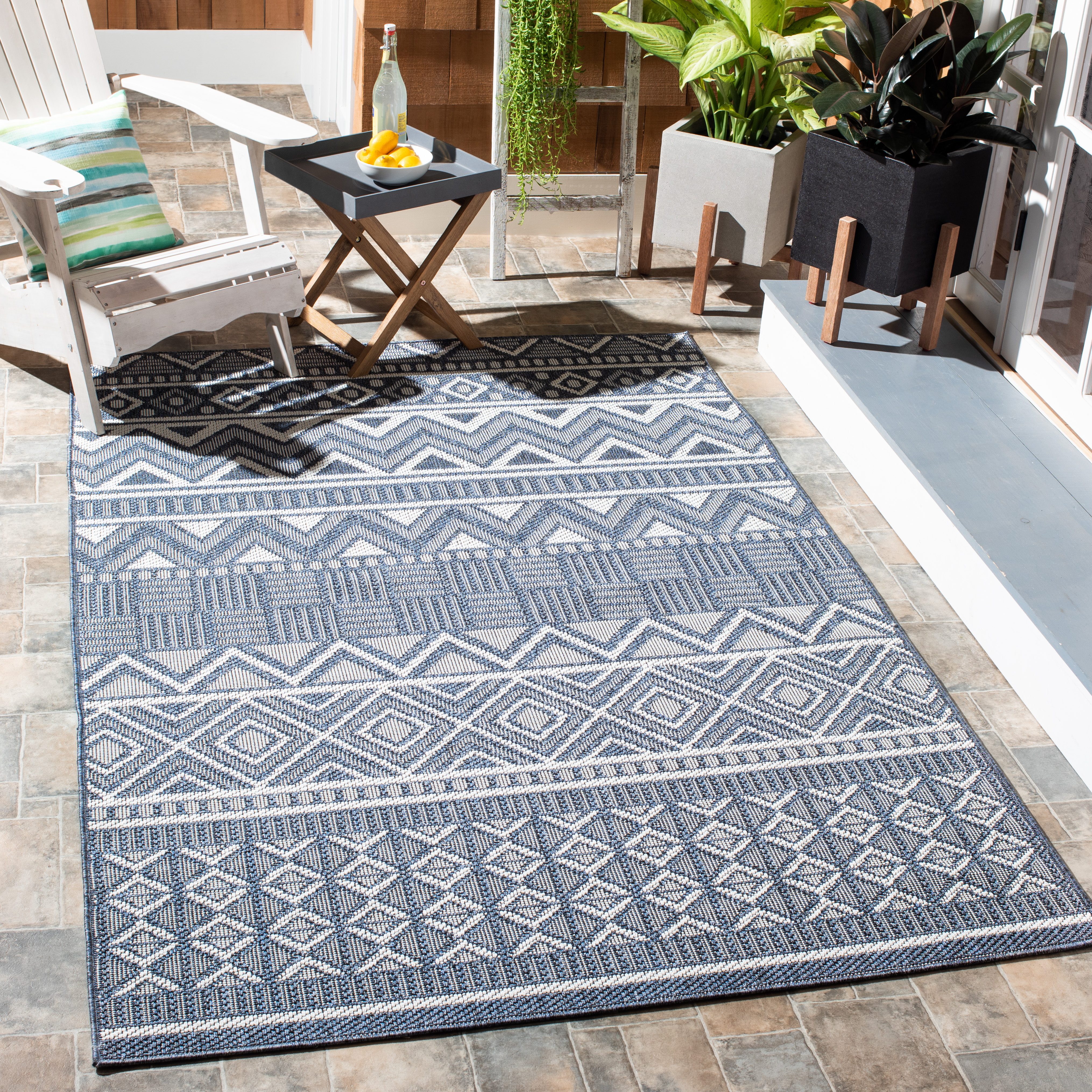 SAFAVIEH Machine Washable Rug Indoor/Outdoor Bermuda Collection - Bermuda Jacinth Geometric Machine Washable Indoor/Outdoor Area Rug, Navy/Cream, 5'3" x 7'6"