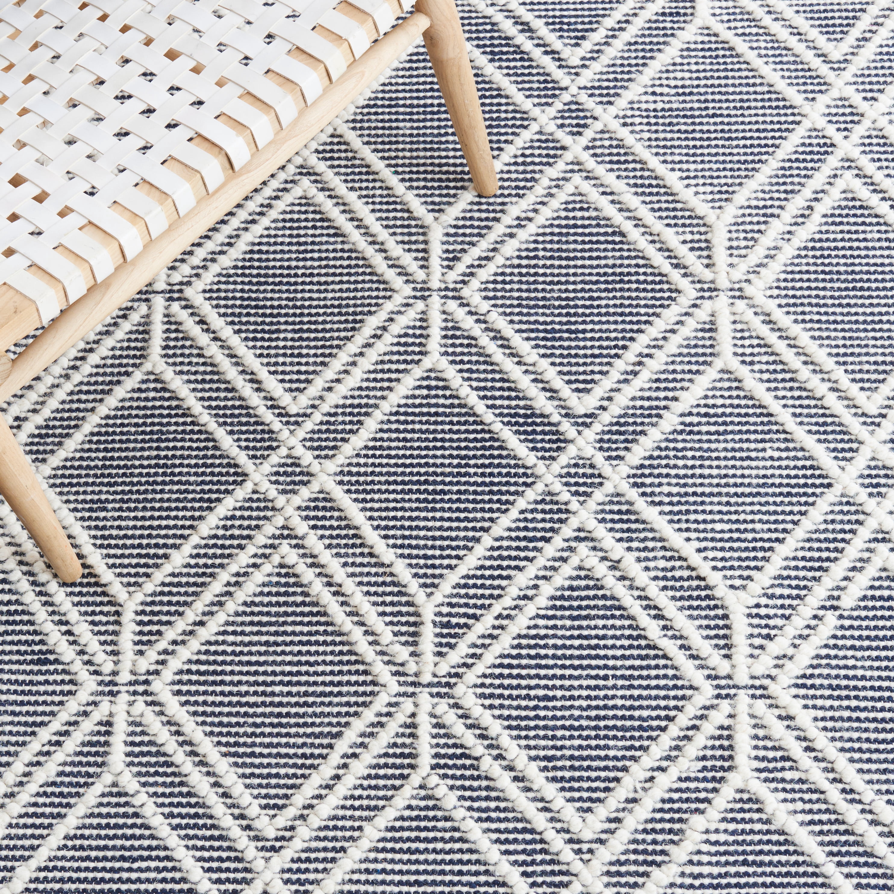 SAFAVIEH Natura Adamina Geometric Area Rug, Ivory/Navy, 5' x 8'