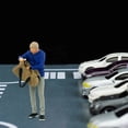 thumbnail image 2 of Mini 1:64 Diorama de personaje pintado Figura deportiva Muñeca Carretera Edificio Escenario mira bolso hombre azul, 2 of 7