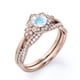 thumbnail image 4 of JeenMata Anillo de Bodas con Banda Retorcida Infinita de Piedra Lunar Azul y Moissanita de Corte Redondo de 1,75 Quilates con Bisel de Halo de Flores Engastado en Oro Rosa de 18 K sobre Plata, 4 of 6