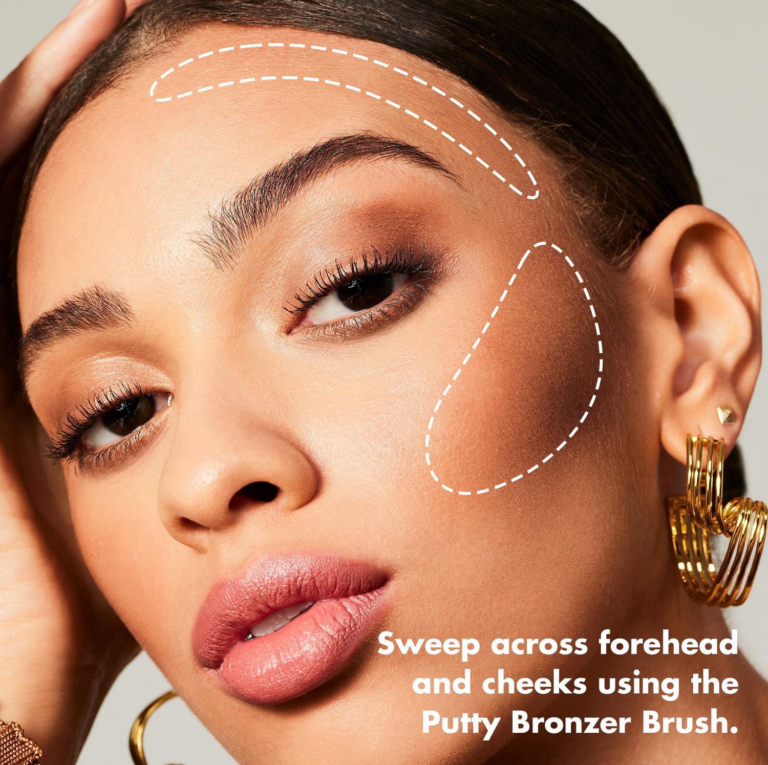 Poudre Bronzante, Unique putty-to-powder formula with a semi-matte finish.