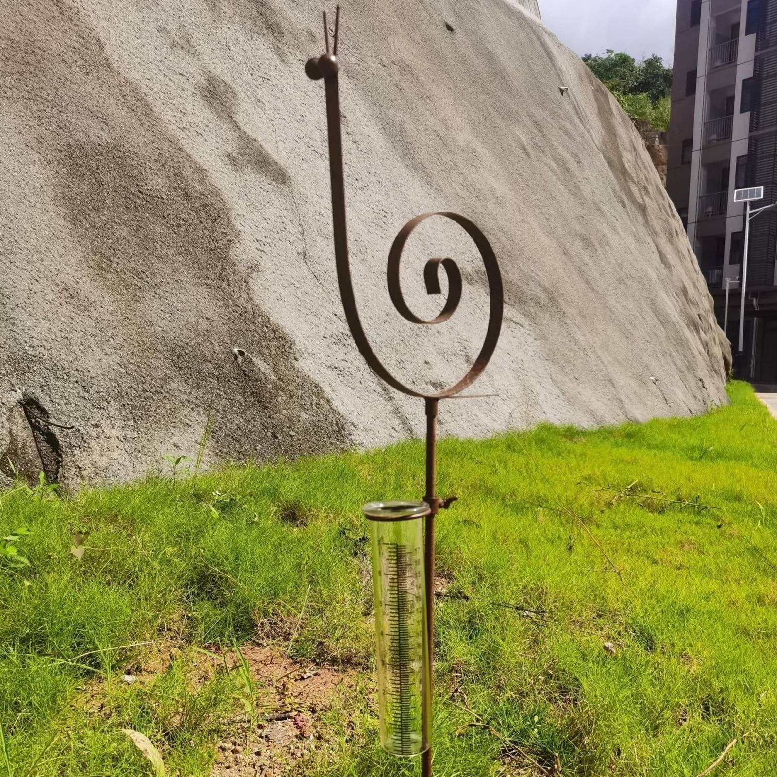 Rain Gauge Outdoor Glass Snail Decor, Metal Stake Yard Garden Rain Measurement Accurate Weather Monitoring Functional Decorative Tool for Landscape