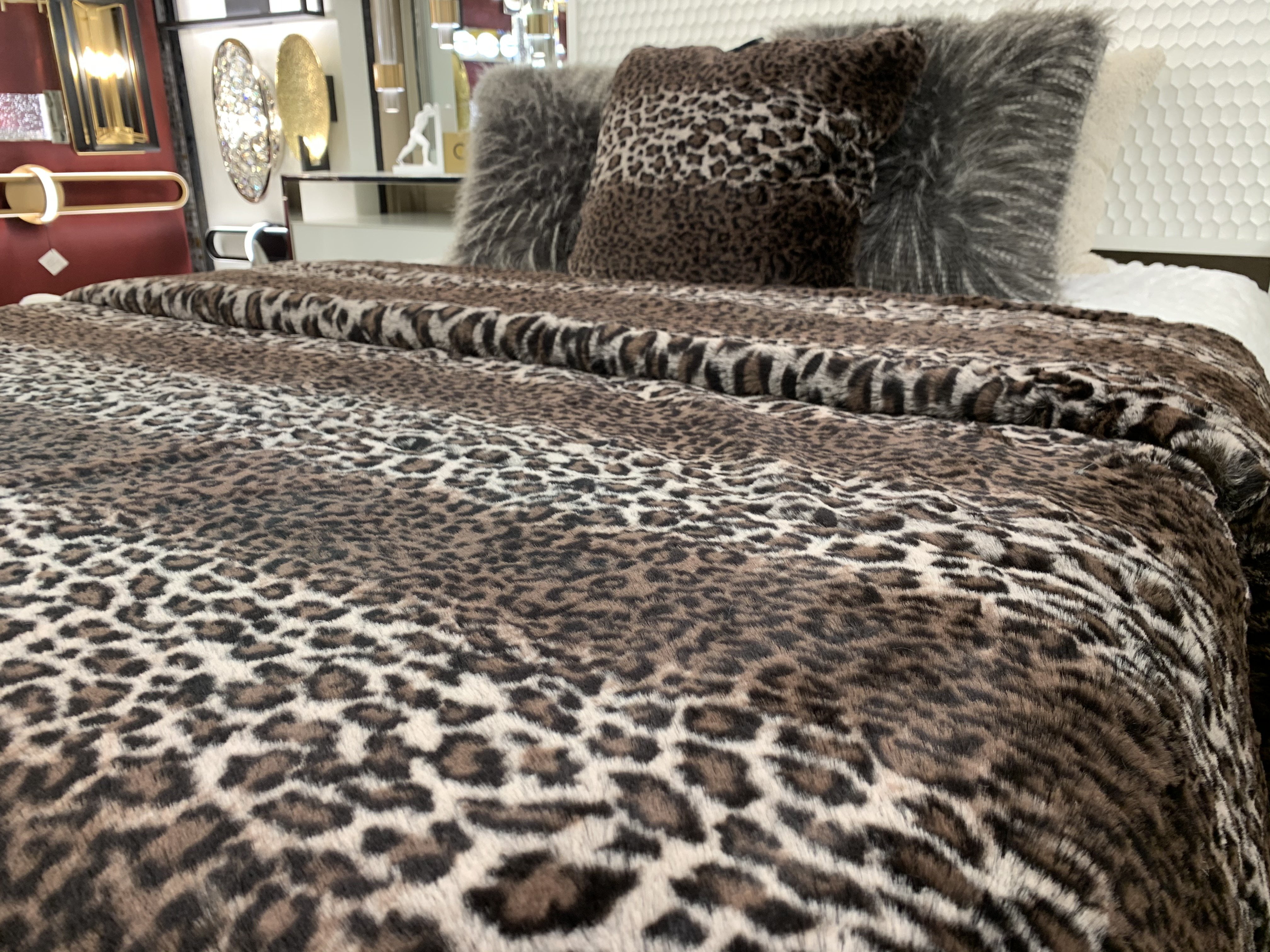 LEOPARD ANIMAL PRINT LIGHT BLANKET VERY SOFTY AND WARM KING SIZE 