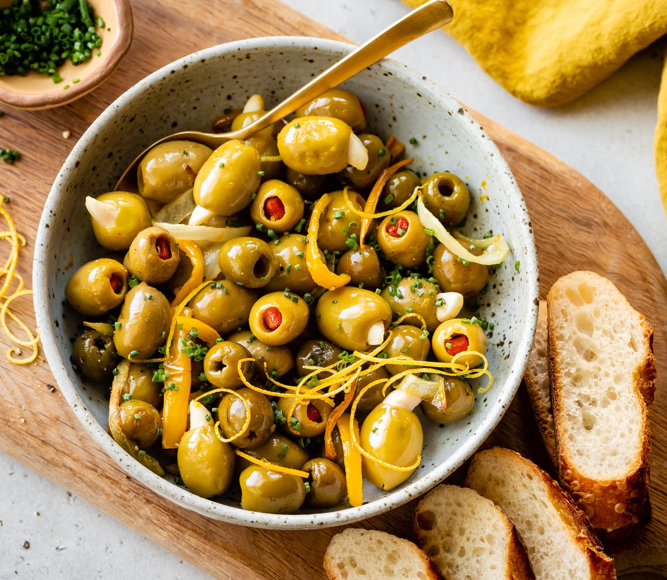 (2 pack) Pearls Specialties Garlic Stuffed Olives 7 oz. Jar. Major Allergens Not Contained.