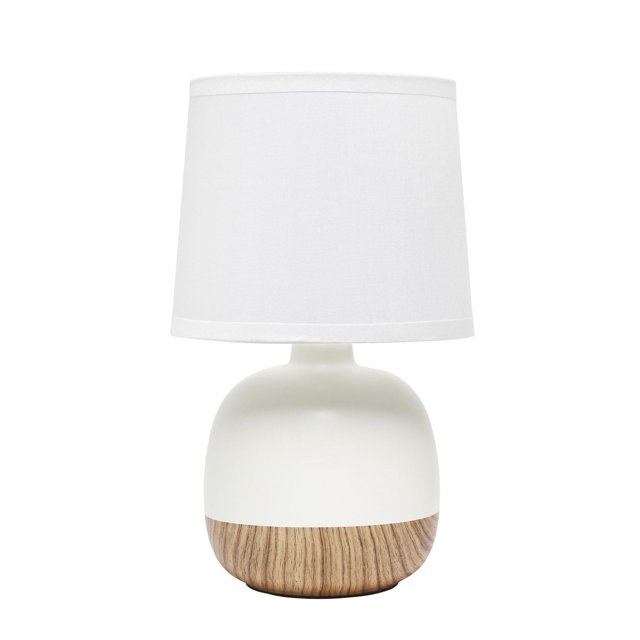 Simple Designs Petite Lampe de Table Mi-Siècle avec une base en Céramique Blanche Arrondie, Accentuée d'Une Bande à grain de Bois Naturel dans la portion Inférieure et Surmontée d'Un Abat-Jour Tambour en Tissu Blanc, Convient à l'Éclairage et au décor Modernes.