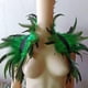 thumbnail image 2 of Capa tipo chal Sunnimix con plumas para disfraces de Halloween Verde, 2 of 8