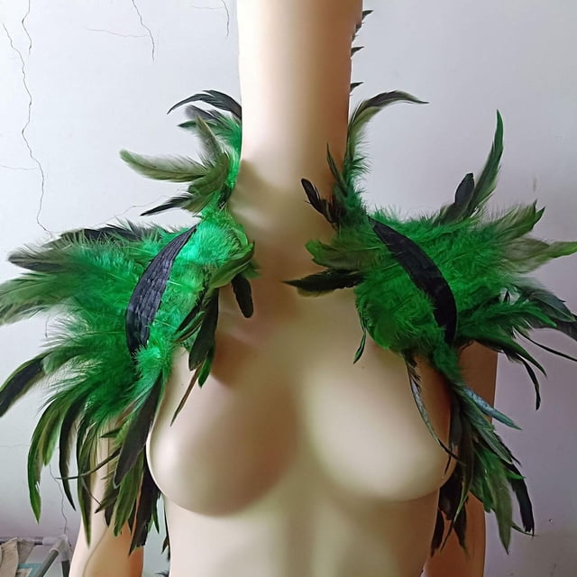 Capa tipo chal con plumas Macarena para disfraces Verde