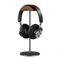 thumbnail image 1 of Soporte para auriculares QinCoon de madera de nogal y aluminio negro, 1 of 7