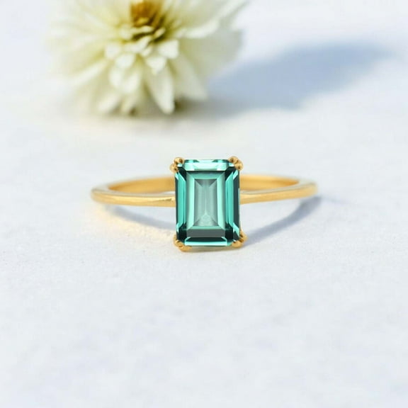 JEWELRYTREASURE 8x6 mm / 2 Ct Green Emerald Ring Yellow Gold Plated Engagement Ring Solitaire Promise Jewelry May Birthstone Ring Anniversary Gift for Wife