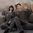 thumbnail image 1 of Otoño Invierno Popular pareja franela Coral polar pijamas mujeres hombres ropa de casa conjunto de calcetines para las estaciones frías, 1 of 5