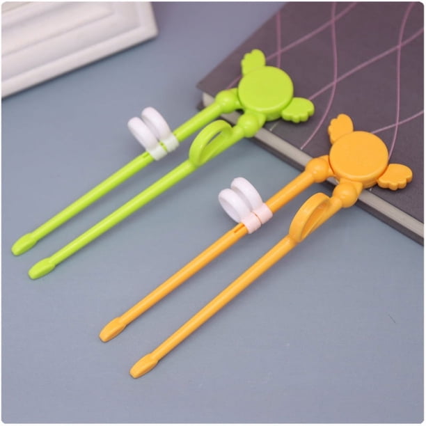 2 pares de niños aprenden los palillos, los bebés y los niños practican los palillos, les enseñan los palillos a comer temprano, los PP practican los palillos Sincero Electrónica