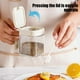 thumbnail image 5 of Frasco de Especias de Vidrio con Tapa Hermética de Apertura Rápida – Mantiene las Especias Frescas y Secas, Tamaño Compacto para Uso en Cocina o al Aire Libre, Acceso Fácil con una Mano., 5 of 6