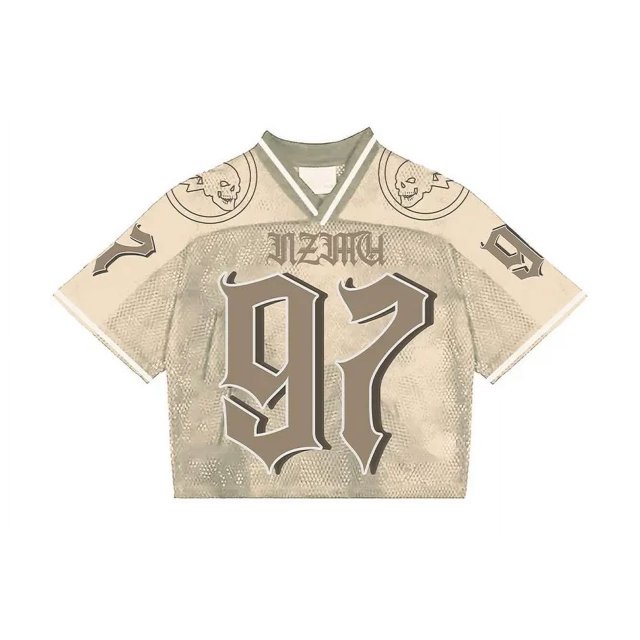 camiseta de fútbol y2k, camiseta holgada de empalme estadounidense de moda, ropa de calle informal transpirable, camiseta unisex de manga corta: vista frontal centrada de playera corta y holgada estilo jersey con cuello redondo y ribete en contraste, gran gráfico '97' en tipografía gótica en el pecho, números '97' en las mangas y emblemas circulares en los hombros, paño de algodón grueso y suave con textura visible; se ajusta a la talla real. A menudo usada como top casual de estilo streetwear para conjunto veraniego.