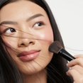 thumbnail image 4 of Brocha de maquillaje Saie The Double Brush para polvo y crema, 4 of 5