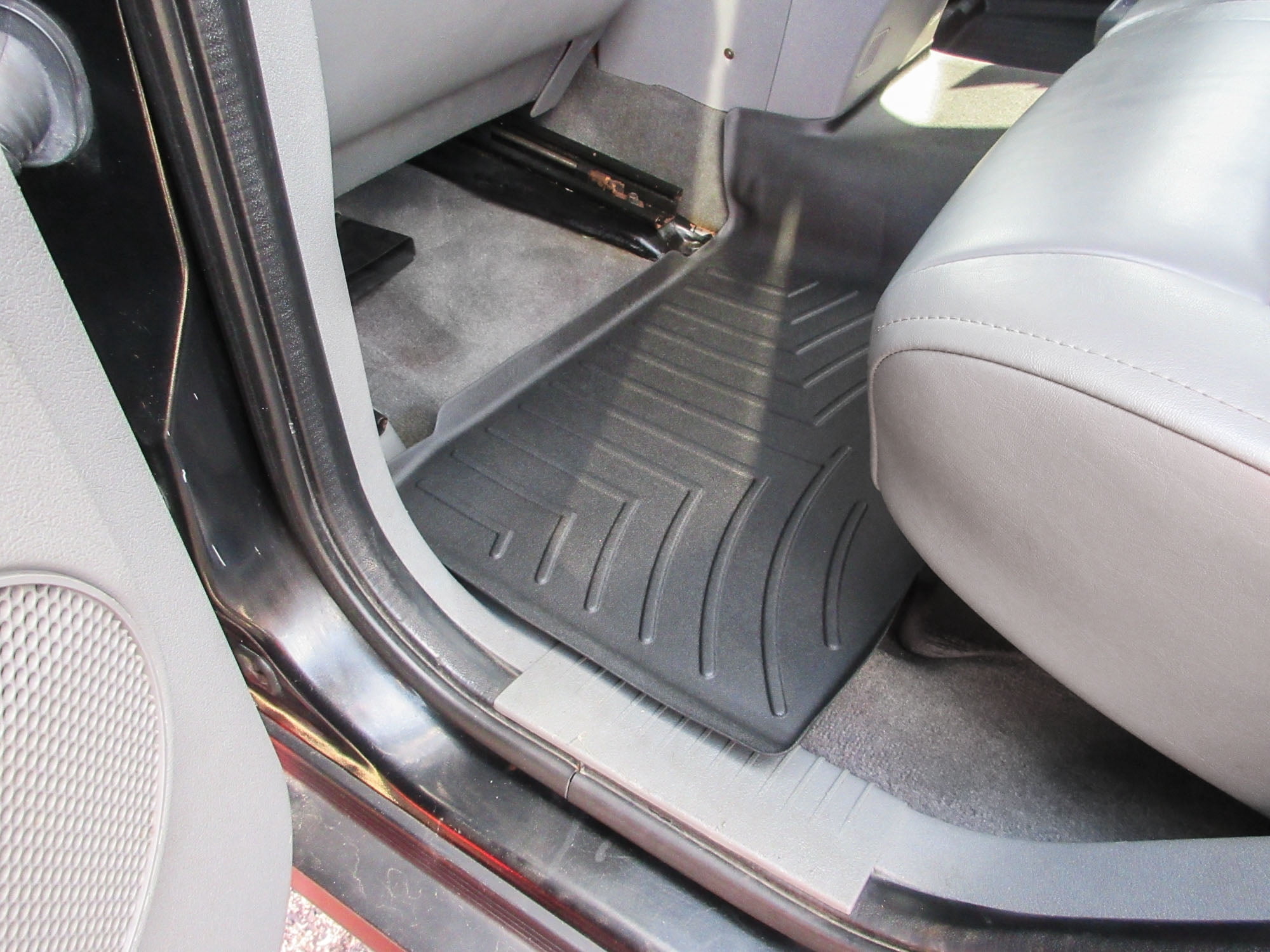 WeatherTech Custom Fit FloorLiners compatible with Jeep Grand Cherokee, Commander - 2nd Row, Black