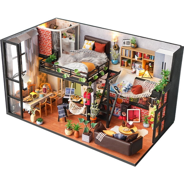 casa de muñecas en miniatura con muebles, kit de casa de muñecas de bricolaje más sala creativa a escala 1:24 para la idea de regalo del día de san valentín Vista 3/4 de una caja habitación en miniatura a escala 1:24 con loft y escalera: cama superior con manta gris y cojines y barandales negros; sala con sofá marrón, mesa de centro redonda, alfombra clara y varias plantas en maceta; comedor con mesa y sillas de madera junto a pared de ladrillo decorativo; estantería con libros, lámparas LED y accesorios, columpio/hamaca tejida y piezas de madera cortadas con precisión. Requiere ensamblaje para mayores de 14 años; necesita 2 pilas AAA y pegamento de silicona (no incluidos).