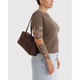 thumbnail image 2 of Bolso Bowler de nylon BAGGU color café 15 x 30 x 10 cm, 2 of 4