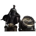 thumbnail image 1 of Hot Toys Escala 1:6 The Batman (2022): Batman and Bat-Signal, 1 of 10