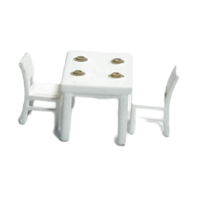 3 uds., modelo de muebles a escala 1/64, accesorios para casa de muñecas: vista frontal centrada de una mesa cuadrada blanca y dos sillas blancas en miniatura (resina), escala 1:64, altura aprox. 2.8–3 cm (1.10–1.18 pulg.), tablero con cuatro detalles redondos; adecuado para dioramas, mesa de arena, decoración de casa de muñecas y fotografía en miniatura.