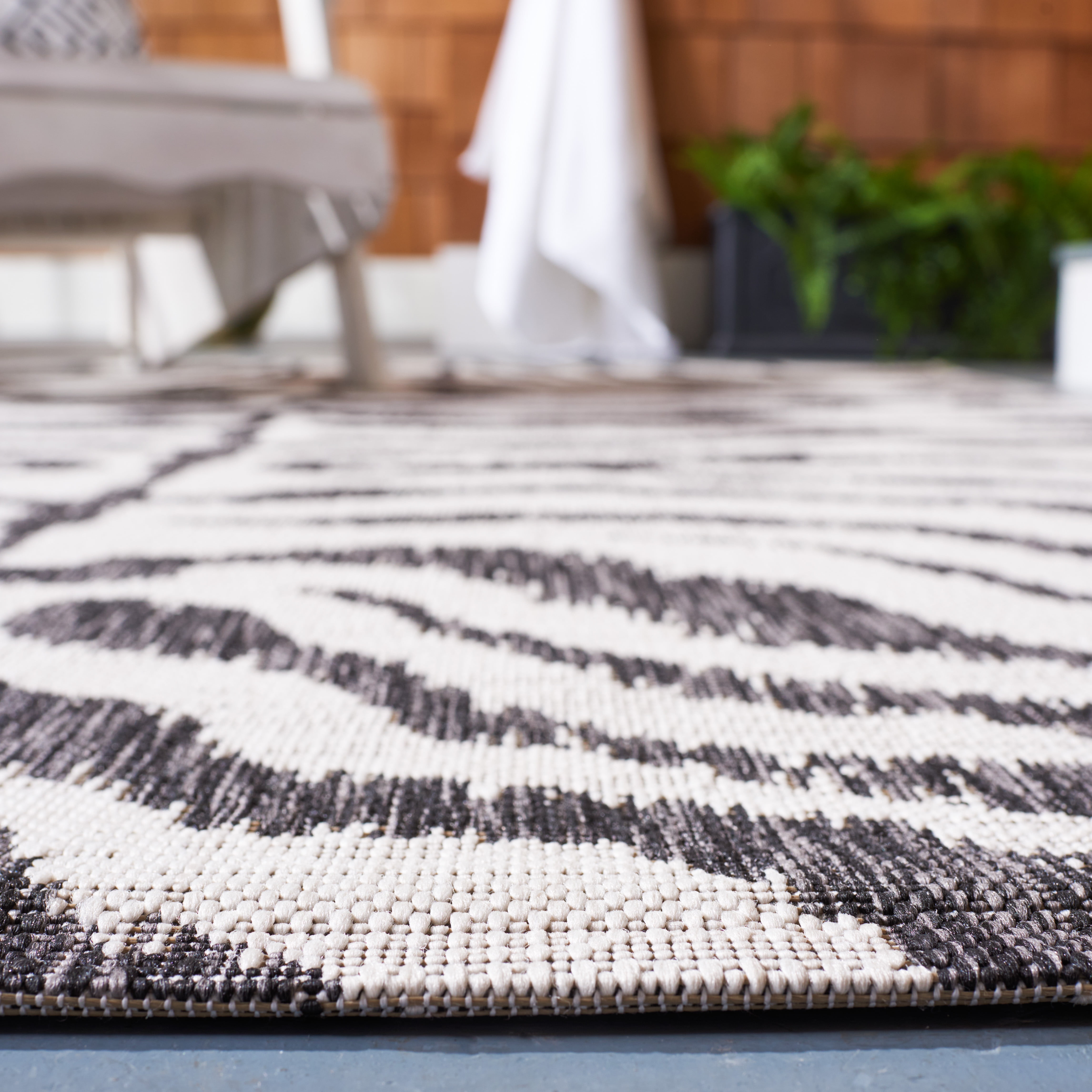SAFAVIEH Courtyard Gerald Animal Indoor/Outdoor Area Rug, Ivory/Black, 2' x 3'7"