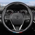 thumbnail image 1 of Funda de volante de cuero con logotipo de automóvil en relieve de fibra de carbono Funda de volante de cuero con logotipo de automóvil en relieve 3D, 1 of 6