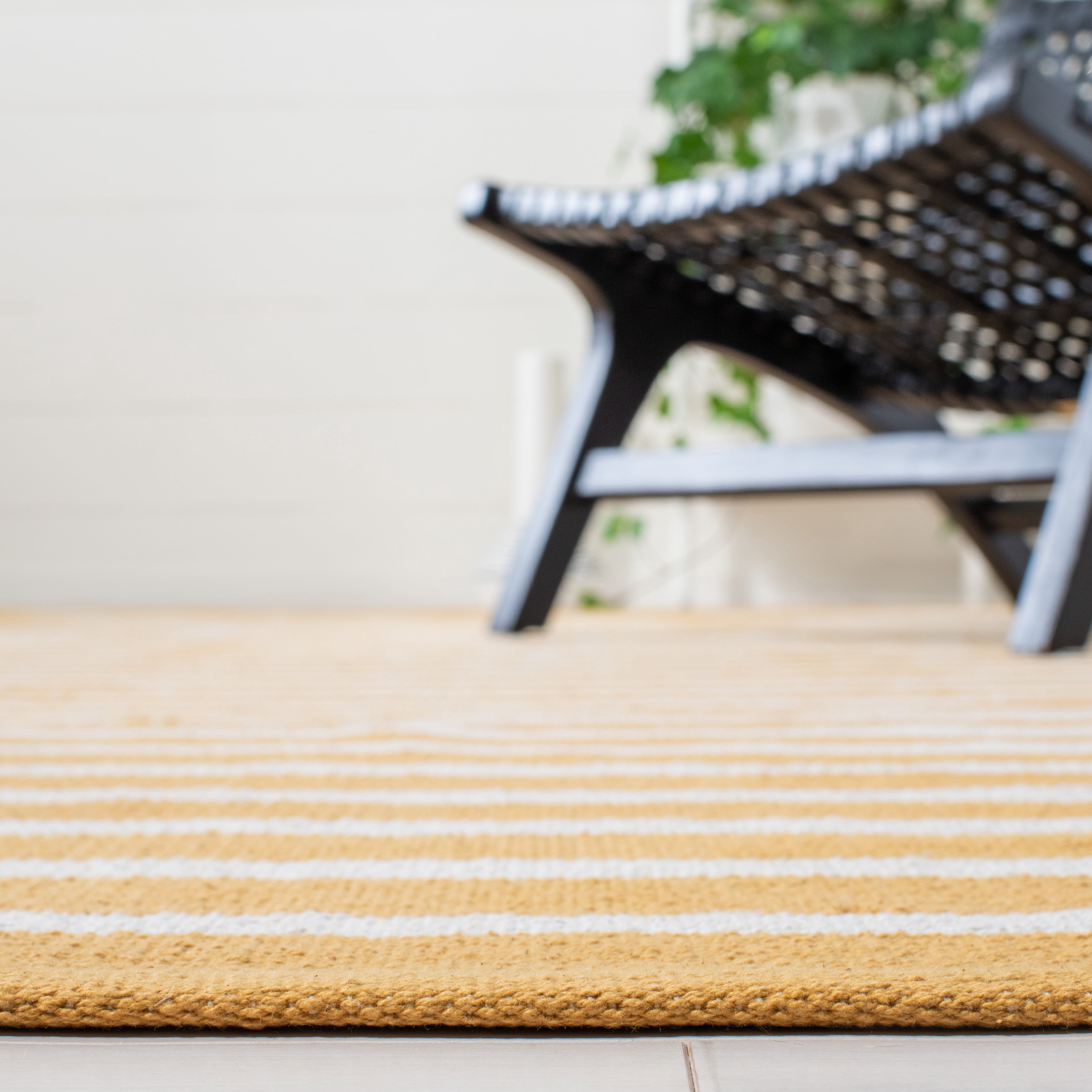 SAFAVIEH Montauk Amadine Striped Cotton Area Rug, Gold/Ivory, 6' x 6' Round