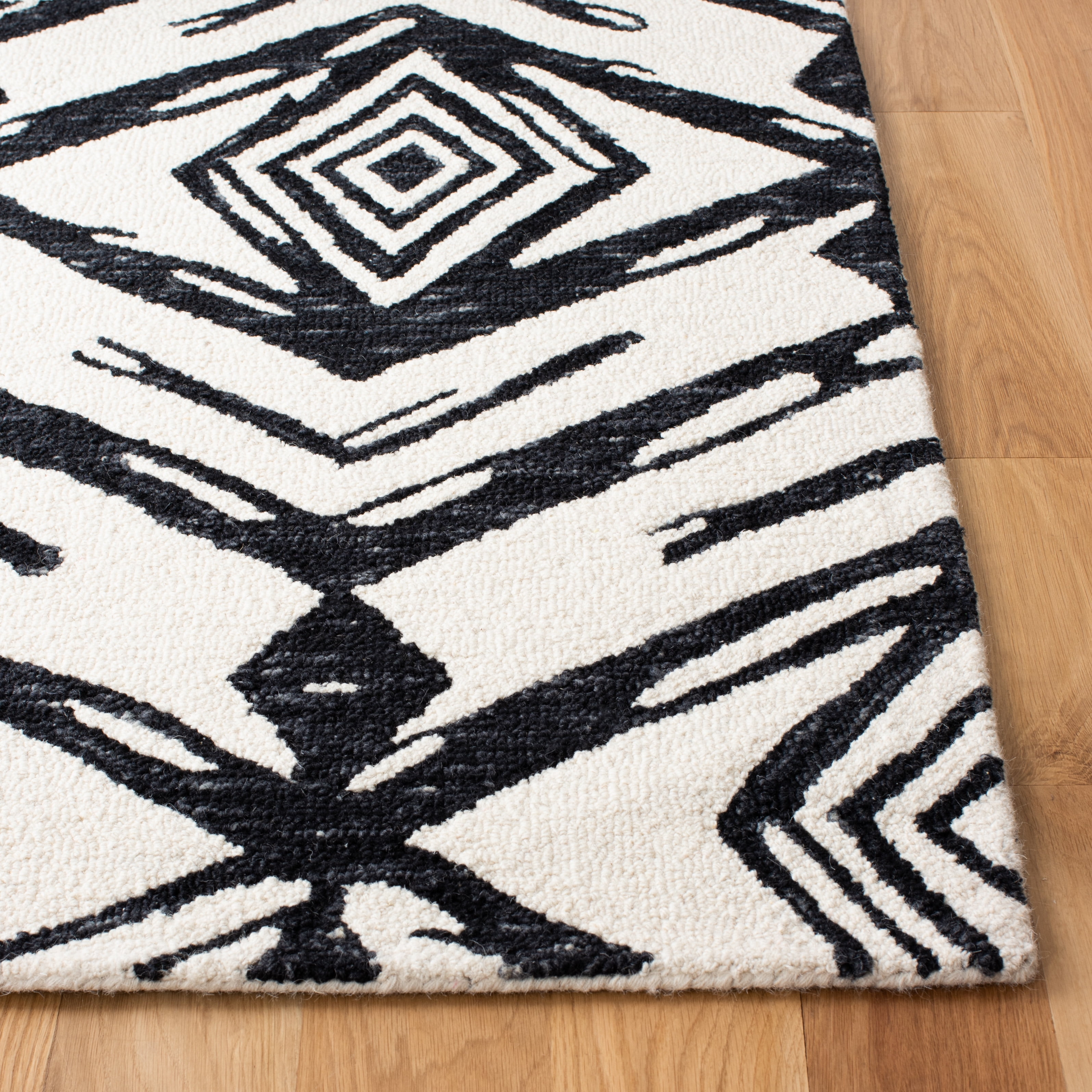 SAFAVIEH Metro Syeda Diamond Area Rug, Black/Ivory, 6' x 6' Square