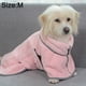 thumbnail image 2 of El perro se baña y seca rápidamente la toalla de baño; el gato seca la bata de baño después de bañarse; la mascota absorbe el agua de la toalla., 2 of 5