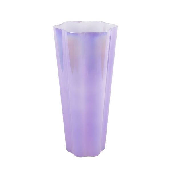 florero de vidrio ideen lila 33.5 cm florero de cristal lila con diseño geométrico hexagrama; vista frontal vertical que muestra cuerpo alto de 33.5 cm y caras facetadas, borde superior ondulado y acabado translúcido, ideal para decoración moderna y clásica y para arreglos florales pequeños.