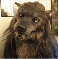 thumbnail image 1 of Máscara de hombre lobo con ojos brillantes, orejas y mandíbulas móviles para fiestas de cosplay de Halloween (lobo negro)., 1 of 2