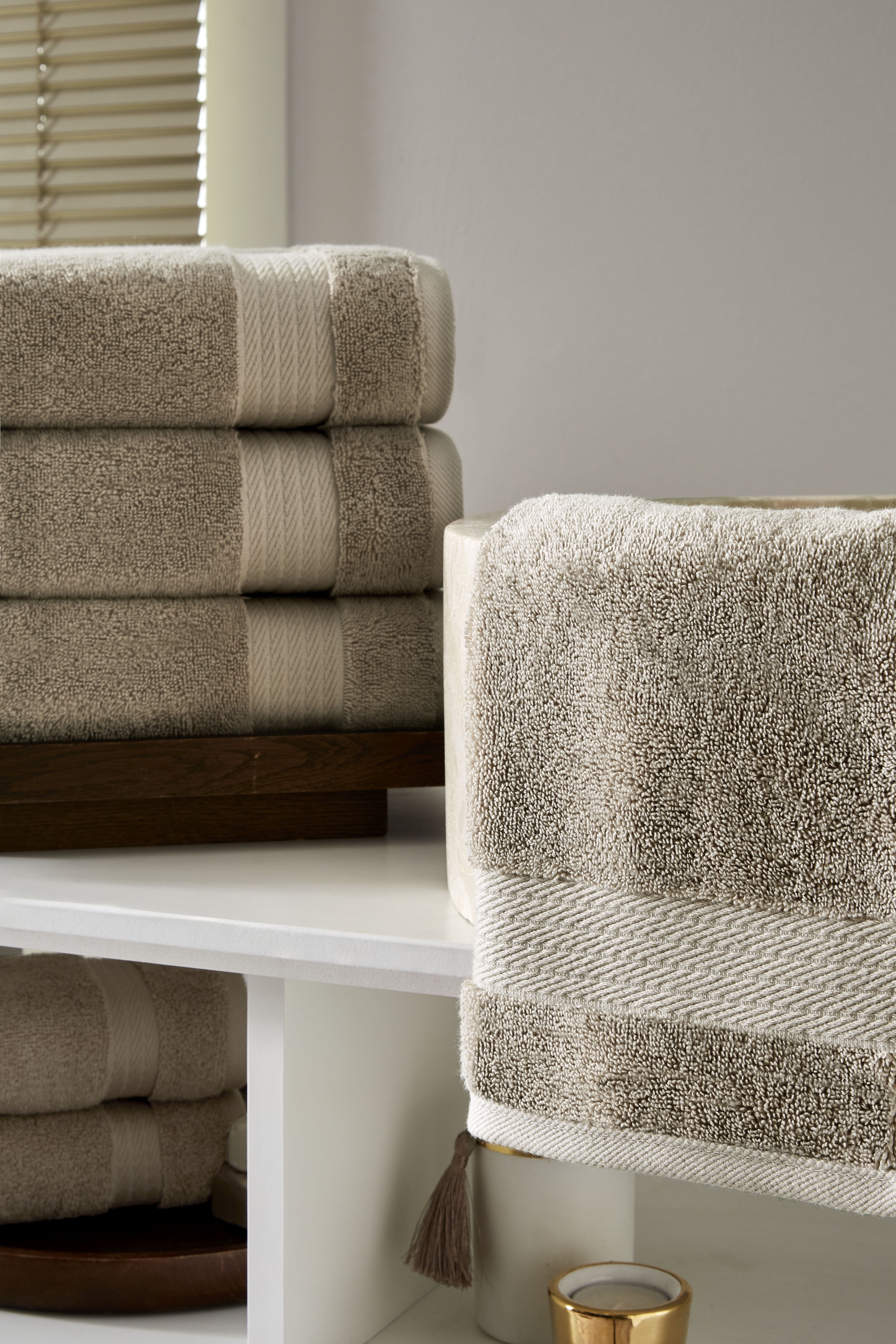 Ozdilek 4-Piece 16x30 Hand Towels  575 GSM – 100% Turkish Cotton, Luxury Soft , Quick Dry & Absorbent, Fade-Resistant, Comfortable & High-Quality Cotton Towel (Seahorse Beige)