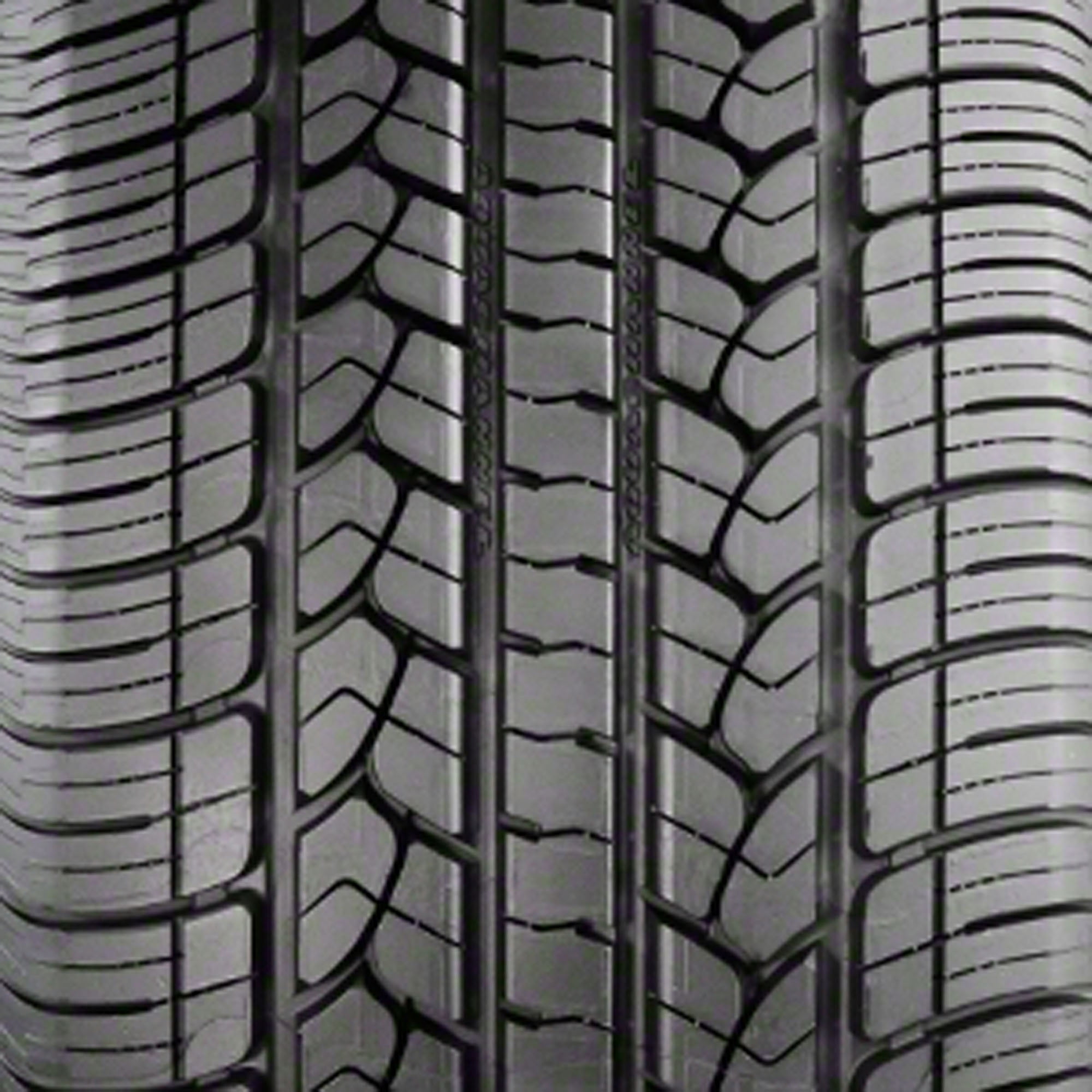 Goodyear Assurance CS Fuel Max 225/65R17 102H All-Season SUV