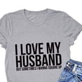 thumbnail image 3 of Camiseta de manga corta con cuello redondo y estampado de letras del alfabeto para mujer, color gris claro con fuente negra, talla SI, camiseta Love My Husband, 3 of 5