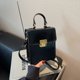 thumbnail image 3 of Bolsos retro para mujer, nuevo estilo 2025, estilo coreano, bolso de hombro de nicho, textura de alta calidad, bolso cruzado pequeño cuadrado que combina con todo., 3 of 5