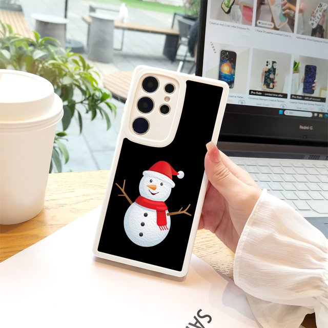 ¡Agregue un toque de fantasía a su iPhone con esta exclusiva funda para teléfono plateada mate con diseño de dibujos animados!