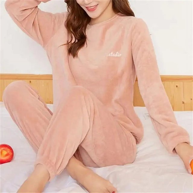 Pyjama en Flanelle Automne Hiver pour Femmes Deux Pièces Ample Décontracté Vêtements de Maison Nouveau Col Rond Pyjama Simple en Polaire Corail Rayé pour Femmes