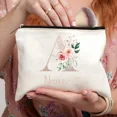 thumbnail image 4 of Bolsas de cosméticos personalizadas con iniciales de flores rosas, bolso de mano con logotipo y nombre personalizado, bolsa de viaje blanca con cremallera, estuche para lápices, 4 of 5